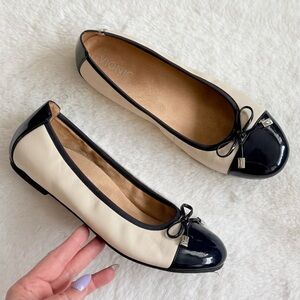 VIONIC 10 Minna Leather Cap Toe Ballet Flats in Navy Cream • Nautical Coastal